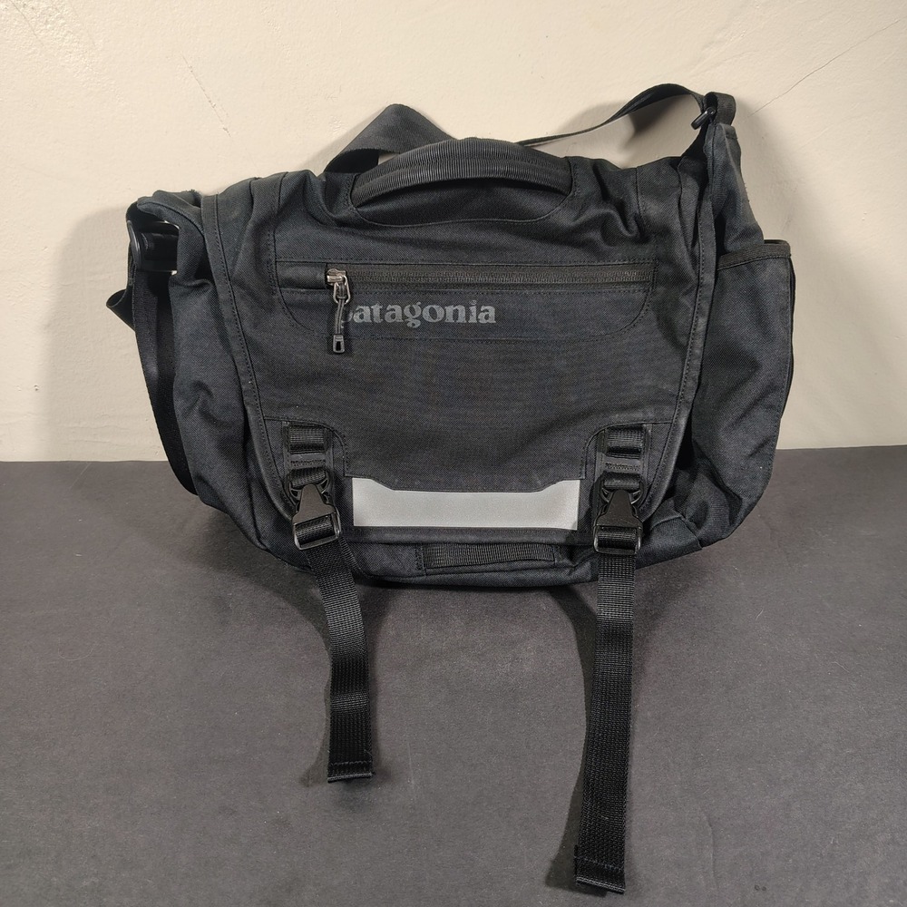Patagonia Half Mass Messenger Bag Black Padded Laptop Gorpcore 48266SP13